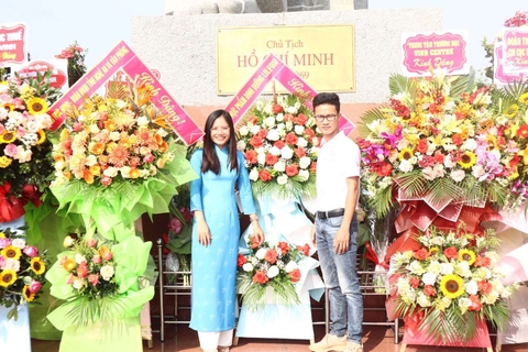 Lãnh đạo CÔNG TY CỔ PHẦN THỰC PHẨM DINH DƯỠNG LOLIFOOD dâng hoa tưởng niệm Chủ tịch HỒ CHÍ MINH.