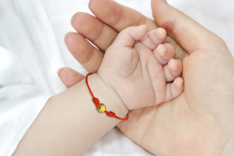 3 trang sức phong thủy nên mang bên người cho con trẻ