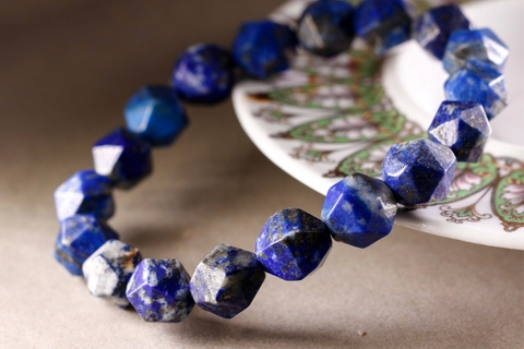 Vòng đá phong thủy “bùa may mắn” cho tất cả mọi người