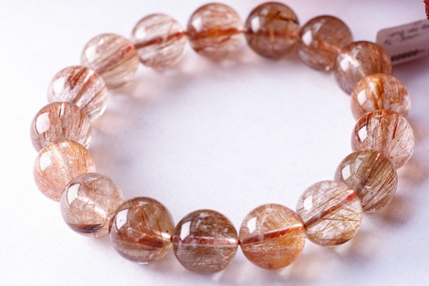 VÒNG TAY THẠCH ANH TÓC ĐỎ ĐỒNG TRỤC – ĐỈNH CAO VẺ ĐẸP CỦA NGƯỜI PHỤ NỮ HIỆN ĐẠI