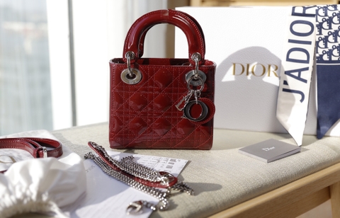 Túi Di Lady Da Bóng Khóa Bạc Size 17cm Có 2 Hộp
