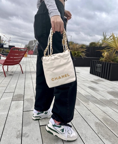 Túi X C22 Hobo Da Lì Khóa Vàng Size 20cm 1 Hộp