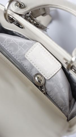 Túi Di Lady Da Lì Khóa Bạc Size 20cm Có 2 Hộp