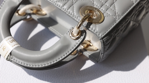 Túi Di Lady Da Lì Khóa Vàng Size 17cm Có 2 Hộp