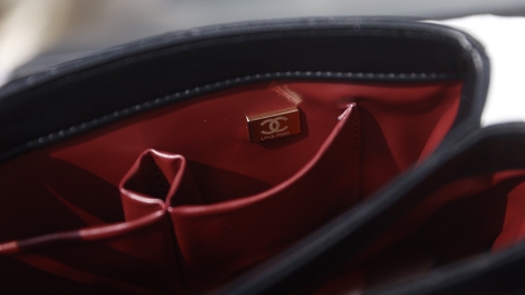 Túi X Trendy Nẹp Sắt Chữ Nổi Da Lì Khóa Vàng Size 25cm 2 Hộp