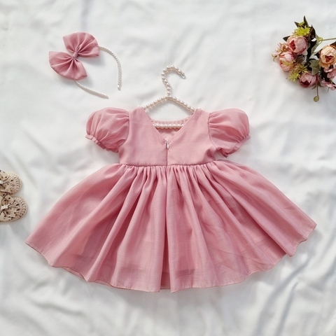 Đầm hồng tay phồng viền ngọc cổ kèm cài nơ