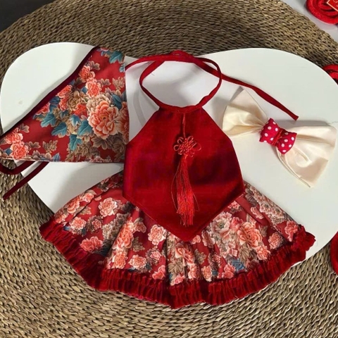 Set yếm nhung đỏ váy hoa kèm khăn trùm đầu cho bé