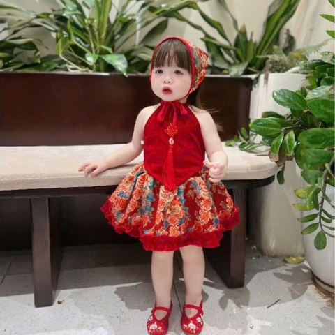 Set yếm nhung đỏ váy hoa kèm khăn trùm đầu cho bé