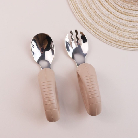 Set thìa nĩa cán vòng kèm hộp Yumi Bear cho bé