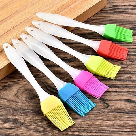 Chổi Quét Dầu Cán Trắng Màu Ngẫu Nhiên