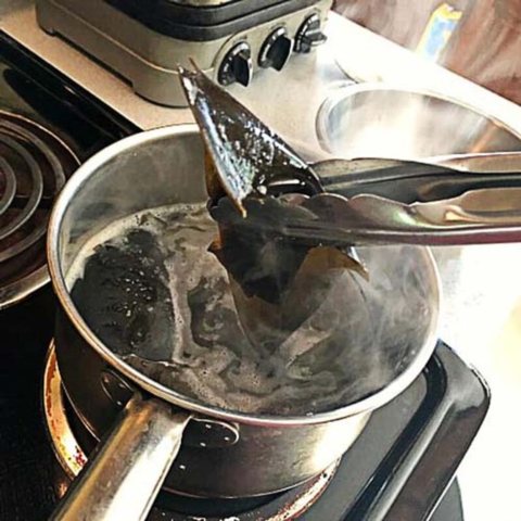 Tảo bẹ khô nấu nước Dashi Nhật Bản