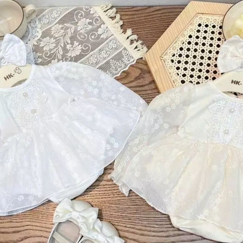 Body váy ren hoa nổi tay dài phối cúc ngọc kèm turban