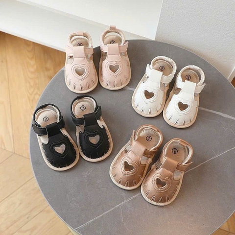 Giày da tập đi hình trái tim cho bé gái