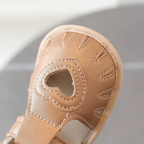 Giày da tập đi hình trái tim cho bé gái