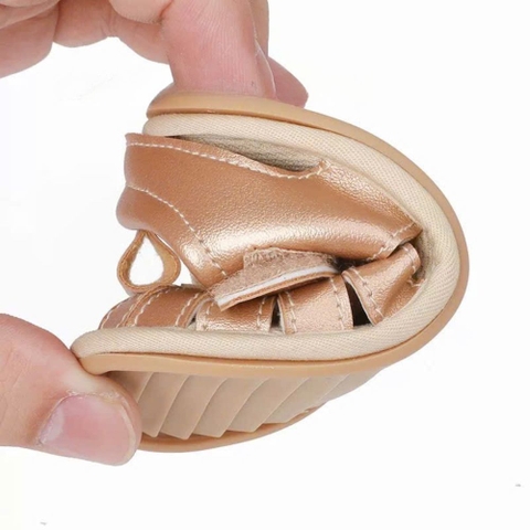 Giày da tập đi hình trái tim cho bé gái