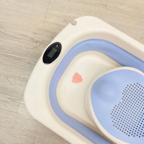 Thau tắm gấp gọn Sasa có nhiệt kế kèm ghế tắm