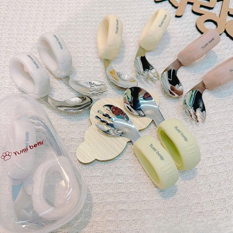 Set thìa nĩa cán vòng kèm hộp Yumi Bear cho bé