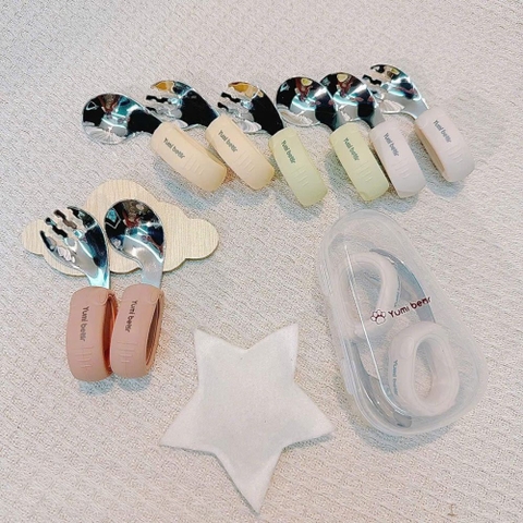 Set thìa nĩa cán vòng kèm hộp Yumi Bear cho bé