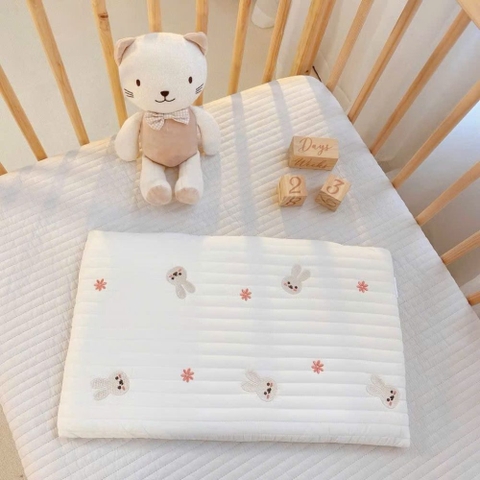 Gối cao su non Monona thêu họa tiết cho bé