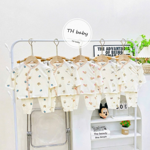 Bộ dài sơ sinh cài chéo Avasler in họa tiết