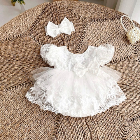 Body váy ren thêu hoa nổi màu trắng kèm turban cho bé