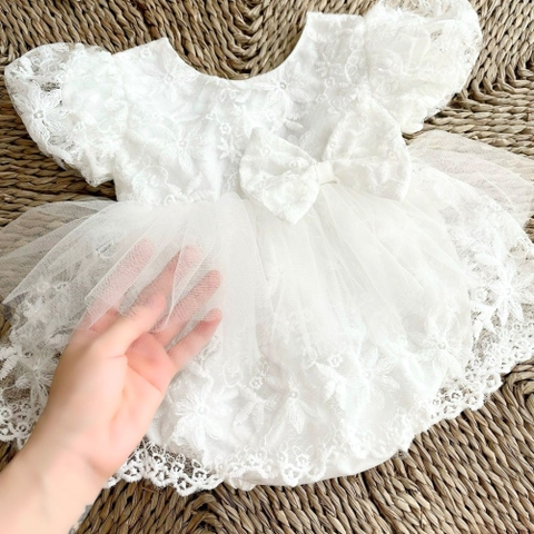 Body váy ren thêu hoa nổi màu trắng kèm turban cho bé