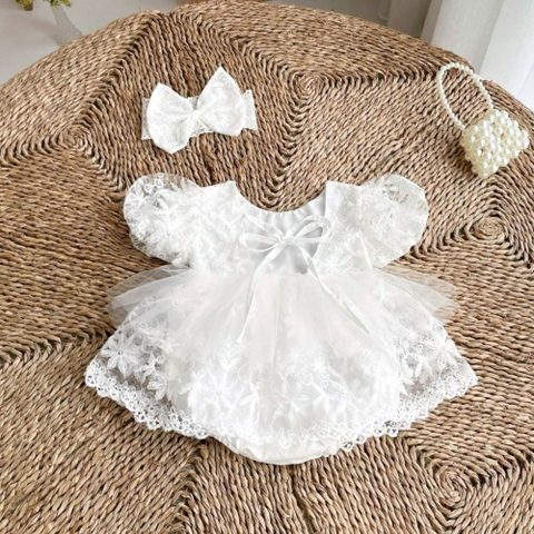 Body váy ren thêu hoa nổi màu trắng kèm turban cho bé