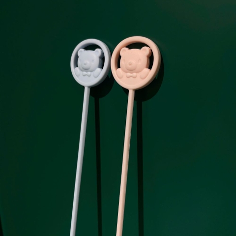 Que khuấy sữa silicon hình gấu cho bé