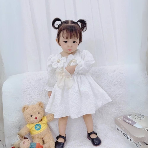 Đầm xốp trắng đính hoa to trước ngực