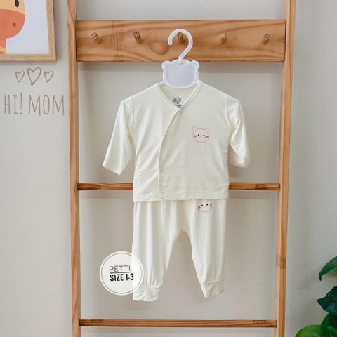 Bộ dài Hi Mom cúc lệch trắng kem in hoạ tiết ngực