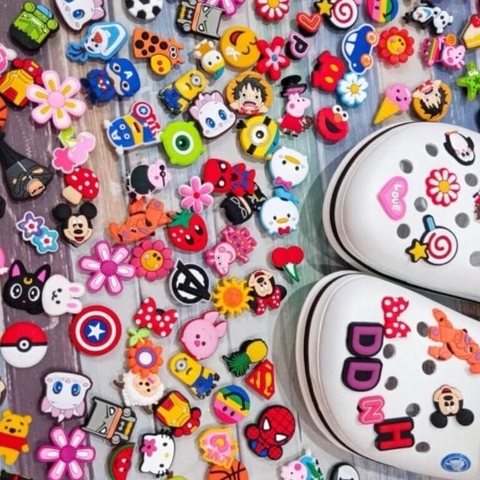 Sticker dán dép Crocs mẫu ngẫu nhiên