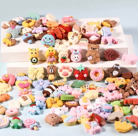 Sticker dán dép Crocs mẫu ngẫu nhiên