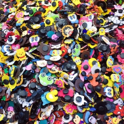 Sticker dán dép Crocs mẫu ngẫu nhiên