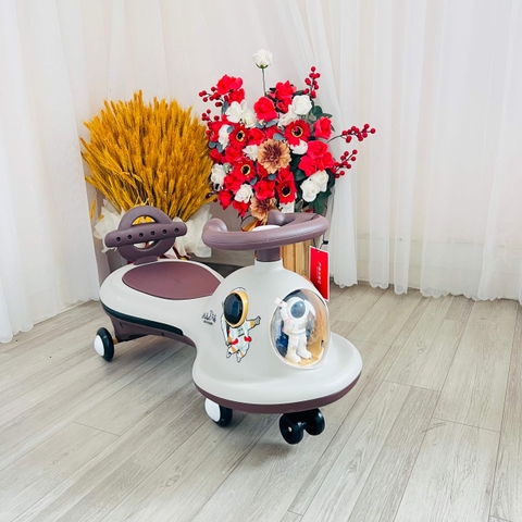 Xe lắc kiêm chòi chân phi hành gia cho bé