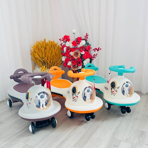 Xe lắc kiêm chòi chân phi hành gia cho bé