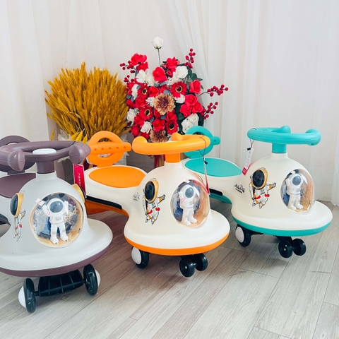 Xe lắc kiêm chòi chân phi hành gia cho bé