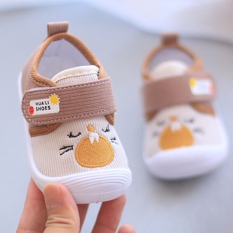 Giày tập đi đế mềm thêu hình cho bé
