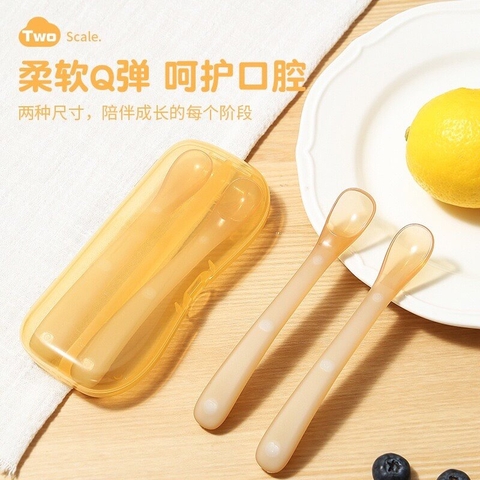 Thìa silicon vàng bảo vệ nướu kèm hộp cho bé