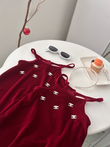 Đầm nhung cổ yếm đính đá tháo rời