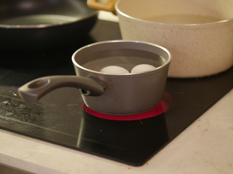 Bếp hồng ngoại bị nứt mặt kính: Có nên tiếp tục sử dụng?