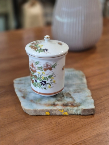 Ly trà có nắp gốm Kutani (Nhật), có triện