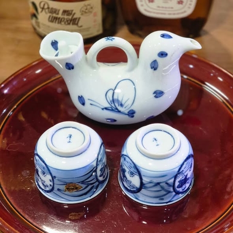 Bình rượu và chum rượu sứ Arita