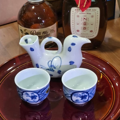 Bình rượu và chum rượu sứ Arita