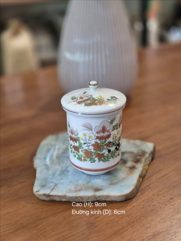 Ly trà có nắp gốm Kutani (Nhật), có triện