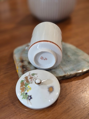 Ly trà có nắp gốm Kutani (Nhật), có triện
