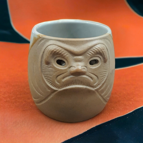 Ly/ cốc trà Daruma, Akita (gốm Nhật), có triện