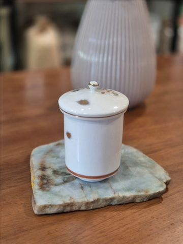 Ly trà có nắp gốm Kutani (Nhật), có triện