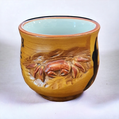 Ly gốm cua đắp nổi