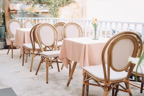 Lựa chọn loại bàn ghế nào cho quán cafe ngoài trời?