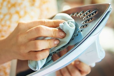 Bí quyết làm sạch vết cháy trên mặt đế bàn ủi nhanh chóng